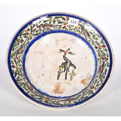 une assiette bleue et blanche avec un oiseau dessus