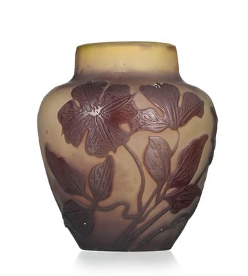 un vase marron orné de fleurs, posé sur un fond blanc