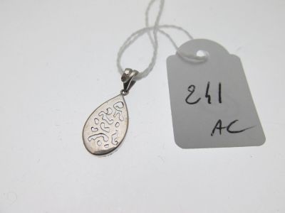 un petit pendentif en argent auquel est attachée une étiquette