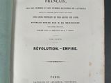 un livre ouvert sur lequel figure la photo d'un homme