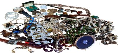 une pile de bijoux assortis sur une surface blanche