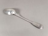 une cuillère en argent avec un manche de cuillère sur une table