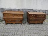 deux commodes en bois placées l'une à côté de l'autre sur un sol en briques