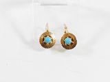 une paire de boucles d'oreilles en or ornées de pierres turquoise
