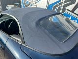 une voiture de sport bleue garée devant un immeuble