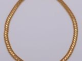 un collier à chaîne en or muni d'un fermoir