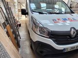 une camionnette garée à l'intérieur d'un bâtiment