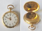 deux photos d'une montre de poche en or et d'une montre de poche en or