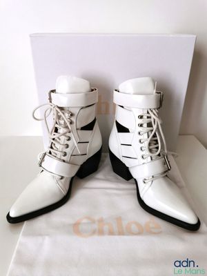 Chloé "Rylee 60 Openwork Western Ankle Boots" : Bottines à b…