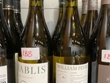 plusieurs bouteilles de vin sont alignées sur un comptoir