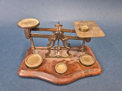une balance posée sur une table bleue