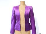 veste violette sur un mannequin de vitrine posé sur un socle