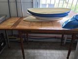 deux bateaux posés sur une table dans une cuisine