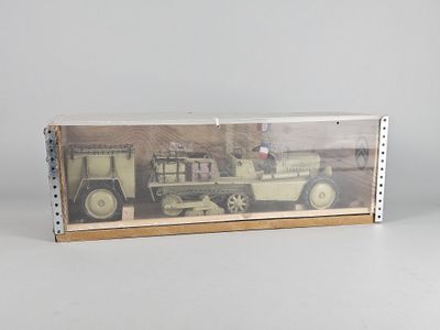 une photo d'un camion miniature dans une boîte posée sur une table