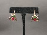 gros plan d'une paire de boucles d'oreilles sur un support