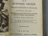 un livre ouvert sur lequel figure l'image d'un homme tenant un parapluie