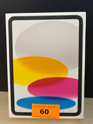 Le carton contenant le nouvel iPad 11 est ouvert et prêt à être expédié