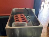 une petite friteuse posée sur un plan de travail dans une cuisine