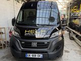 une camionnette garée dans un garage