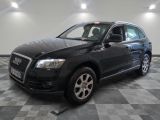 l'audi suv noir est garé sur un carrelage à carreaux