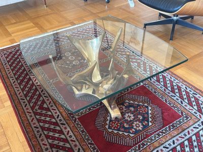 une table en verre sur laquelle est posée une tête de cerf