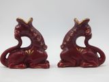 paire de figurines en céramique rouge représentant un lion coiffé d'une couronne