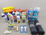 tout un tas de produits d'entretien posés sur la table
