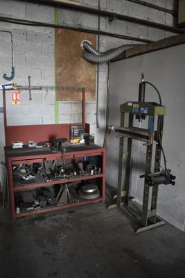 une image représentant un garage avec un établi et une machine