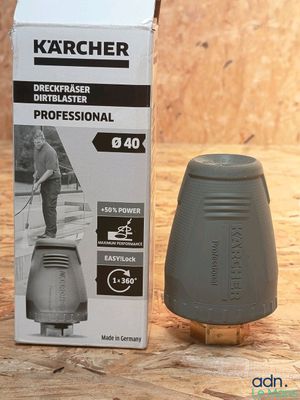 une boîte et un petit objet gris posé sur une table