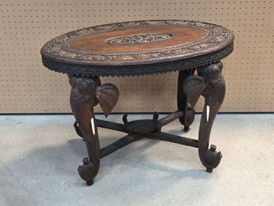 une petite table ornée d'un motif représentant un éléphant