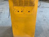 un gros plan d'une machine jaune posée sur un sol en béton