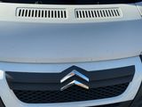 un gros plan d'une Citroën blanche garée sur un parking