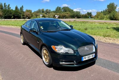 une voiture garée sur le côté de la route