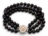 un gros plan sur un bracelet en perles muni d'un fermoir en perle et en argent