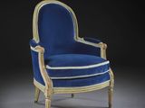 une chaise bleue et blanche avec des finitions dorées