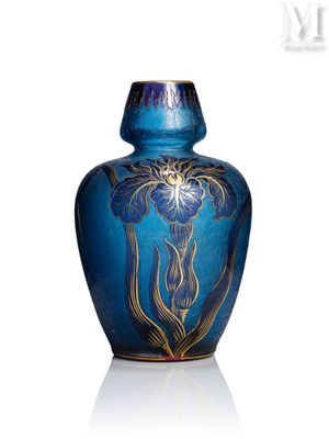 un vase bleu orné d'un motif doré