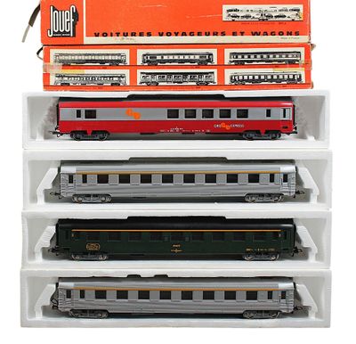 une pile de petits trains empilés les uns sur les autres