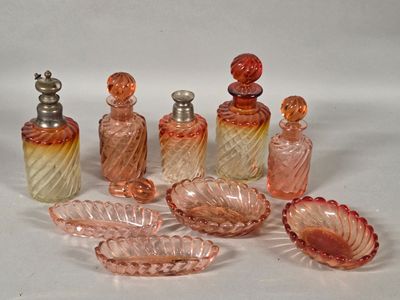 NECESSAIRE DE TOILETTE en verre moulé pressé teinté rose, to…