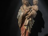 une statue de femme tenant un enfant dans ses bras
