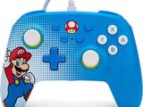 La manette de la Nintendo Wii est bleue et comporte un personnage de Mario.