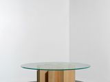 une photo d'une table avec un plateau en verre dans une pièce