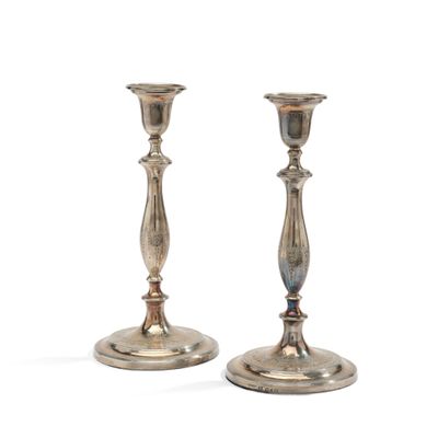 PAIRE DE FLAMBEAUX en argent lesté, à décor gravé de guirlan…