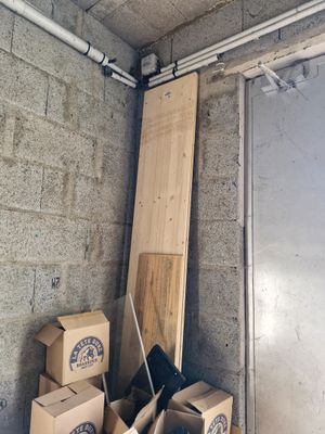 Deux planches et demi de bois en pin et une en aggloméré