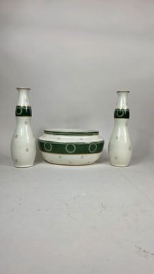 deux vases et un bol posés sur une table