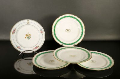trois assiettes ornées de motifs verts et blancs reposent sur une surface noire