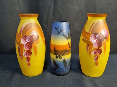trois vases décorés d'oiseaux et de fleurs