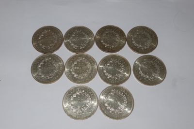 six types différents de pièces d'argent sur une surface blanche