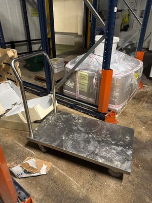 une photo d'une palette dans un entrepôt, sur laquelle sont posées des cartons