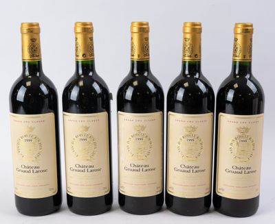 six bouteilles de vin sont alignées sur une surface blanche