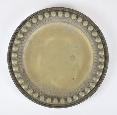une photo d'une assiette posée sur une surface blanche
